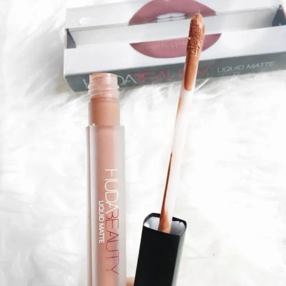 🫦 HUDA BEAUTY Liquid Matte Lipstick - Girlfriend